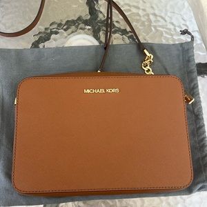 Michael Kors brown/camel Jet Set Crossbody with gold detail. Worn twice.